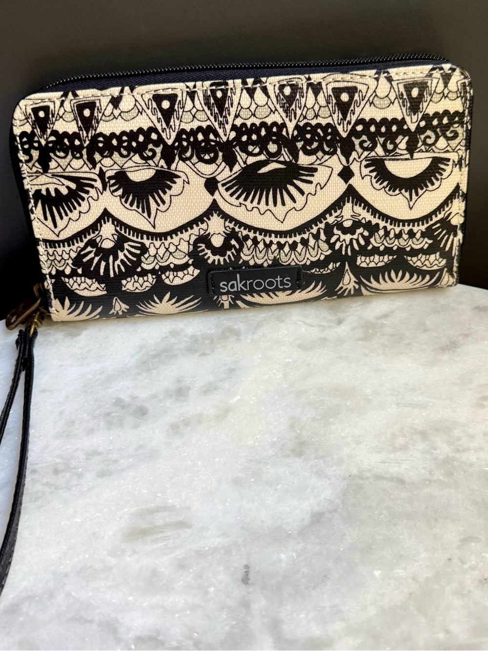 Sakroots Artist Circle Zip Around Wristlet Wallet One World
Black Cream NWOT